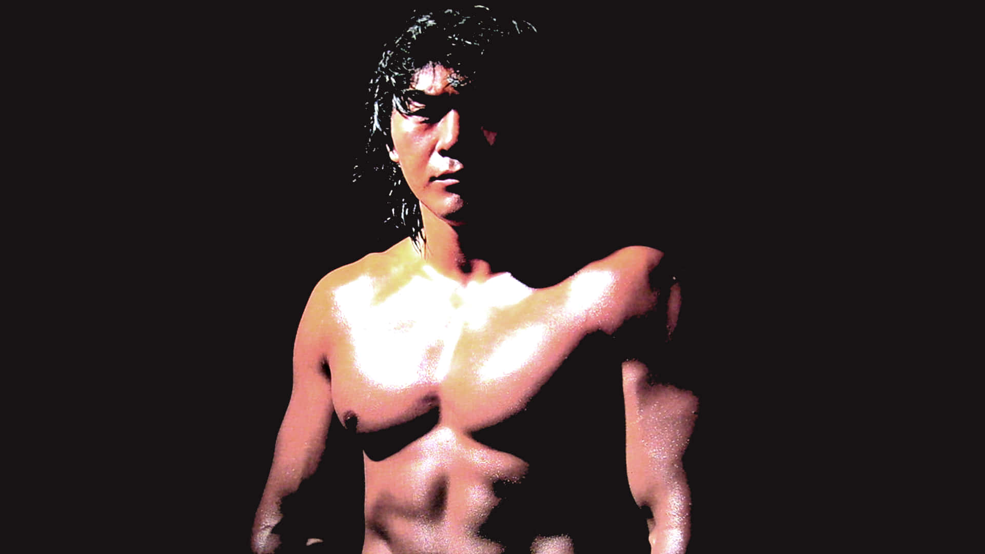 日本綜合格鬥選手Masakatsu Funaki肖像照 壁紙 — 一個赤膊肌肉男，濕髮，在黑色背景下站在戲劇性的聚光燈中。