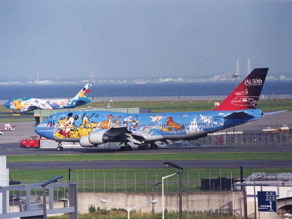 迪士尼主題飛機喺機場停機坪上慶祝JAL嘅50週年。