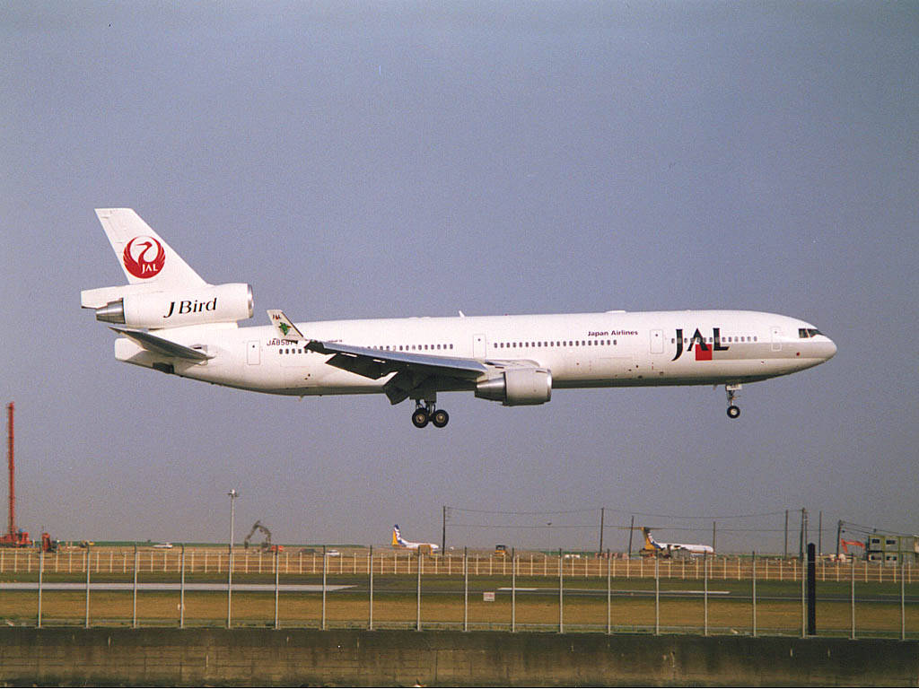 日本航空飛機從機場跑道起飛