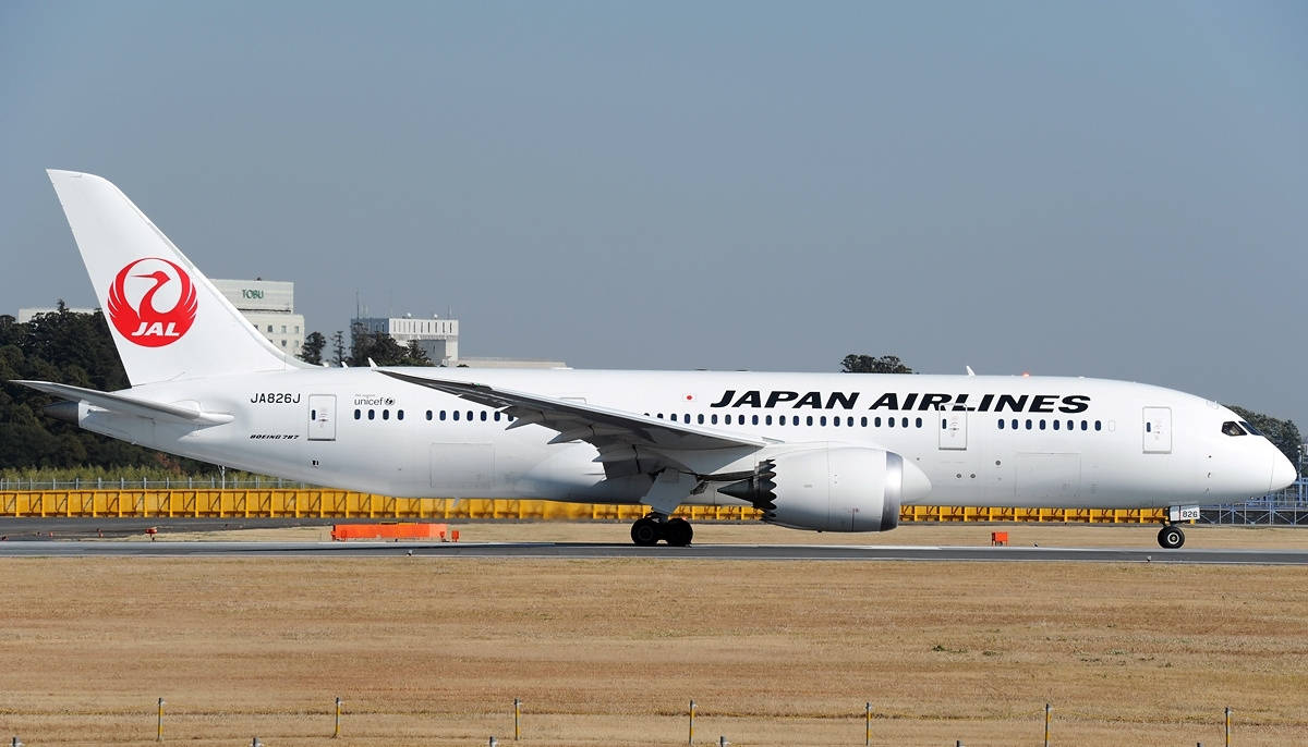 日間機場跑道上的日本航空飛機