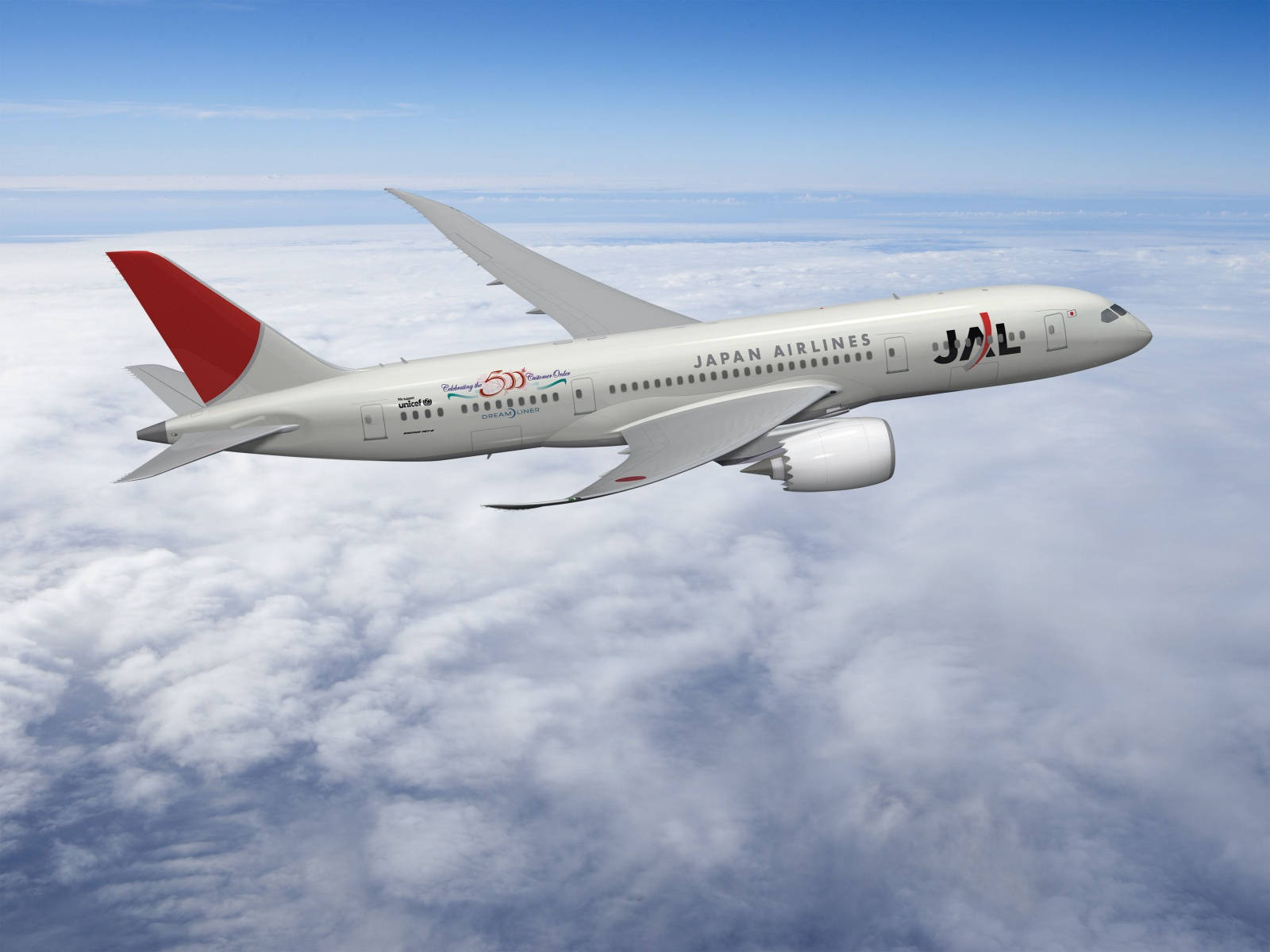 日本航空飛機在藍天白雲上飛行