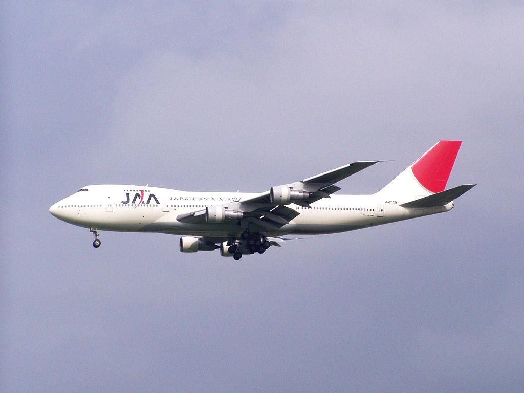 日本亞洲航空波音747在陰天下準備降落。