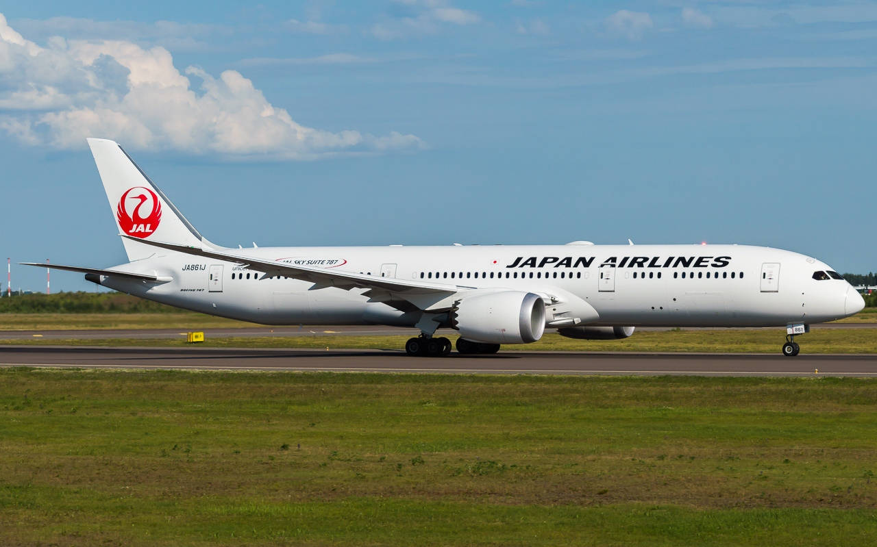 日本航空飛機在日間跑道上