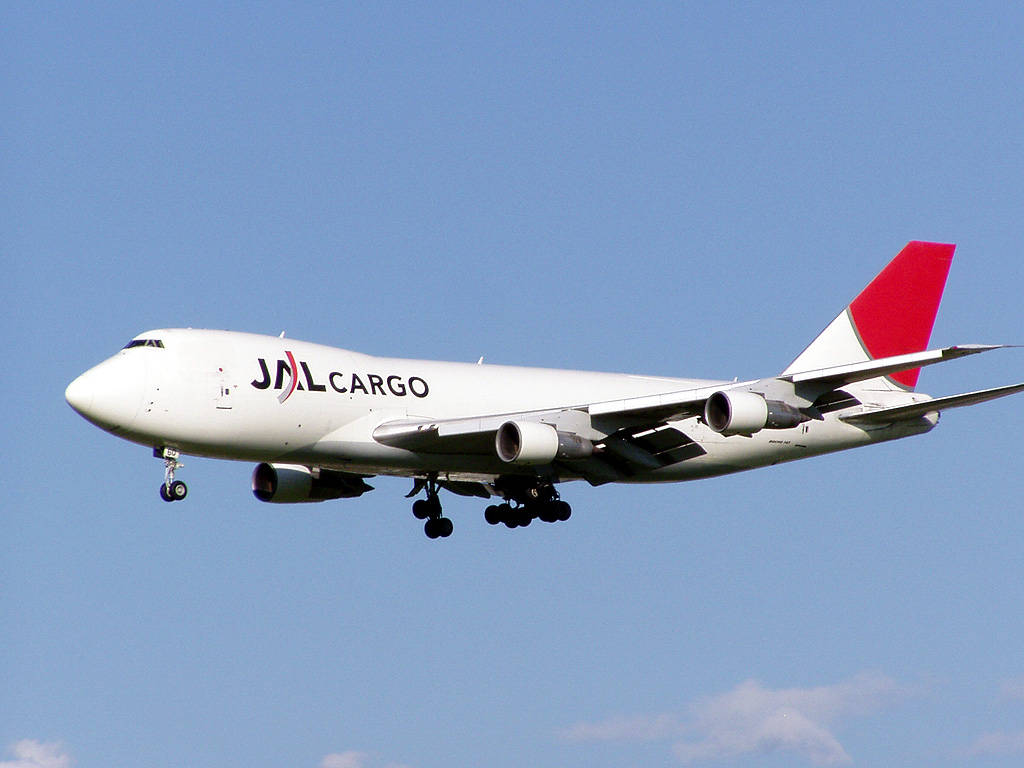 JAL Cargo波音747放下起落架在藍天飛行