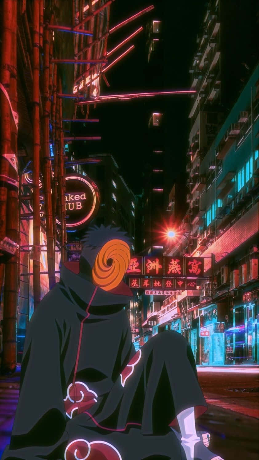 戴面具的動漫角色，身穿帶有紅色雲紋的黑色斗篷，夜晚站在霓虹燈照亮的都市小巷中。
