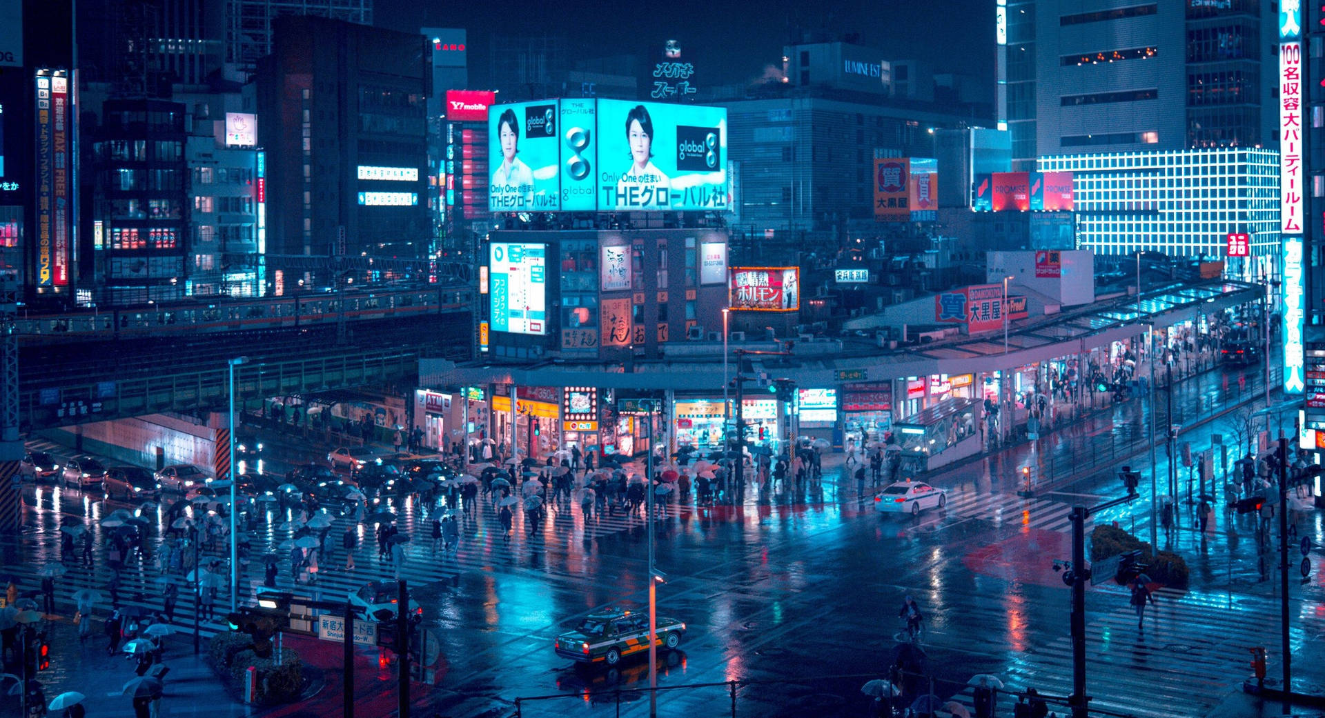 東京夜晚街道，霓虹燈光與濕路面反射城市光芒。