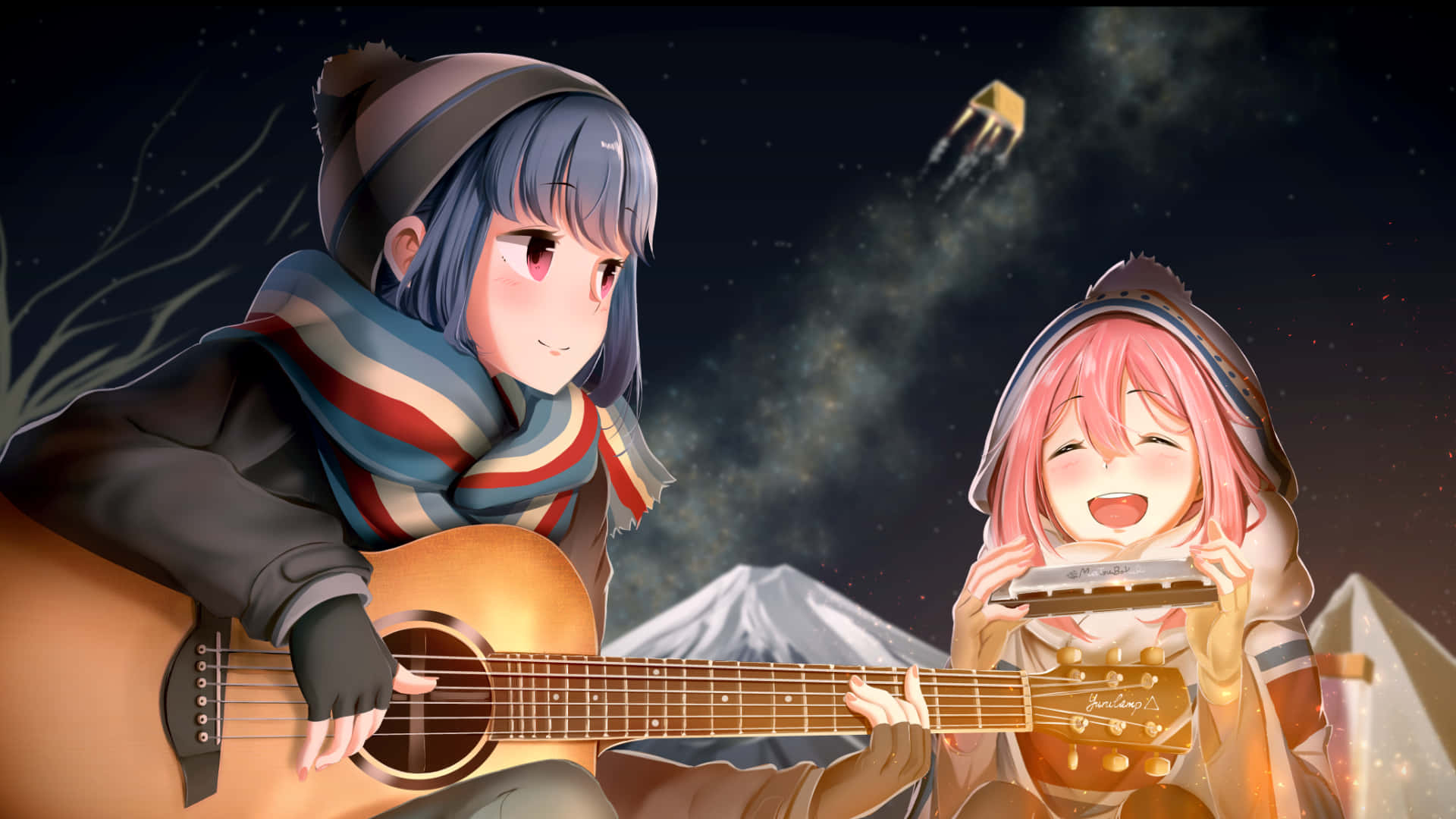 日本鄉野冬夜，星光燦爛篝火溫暖 壁紙 — 兩個動漫女孩穿著冬季裝備，在星空下彈結他和口琴，背後有雪山。