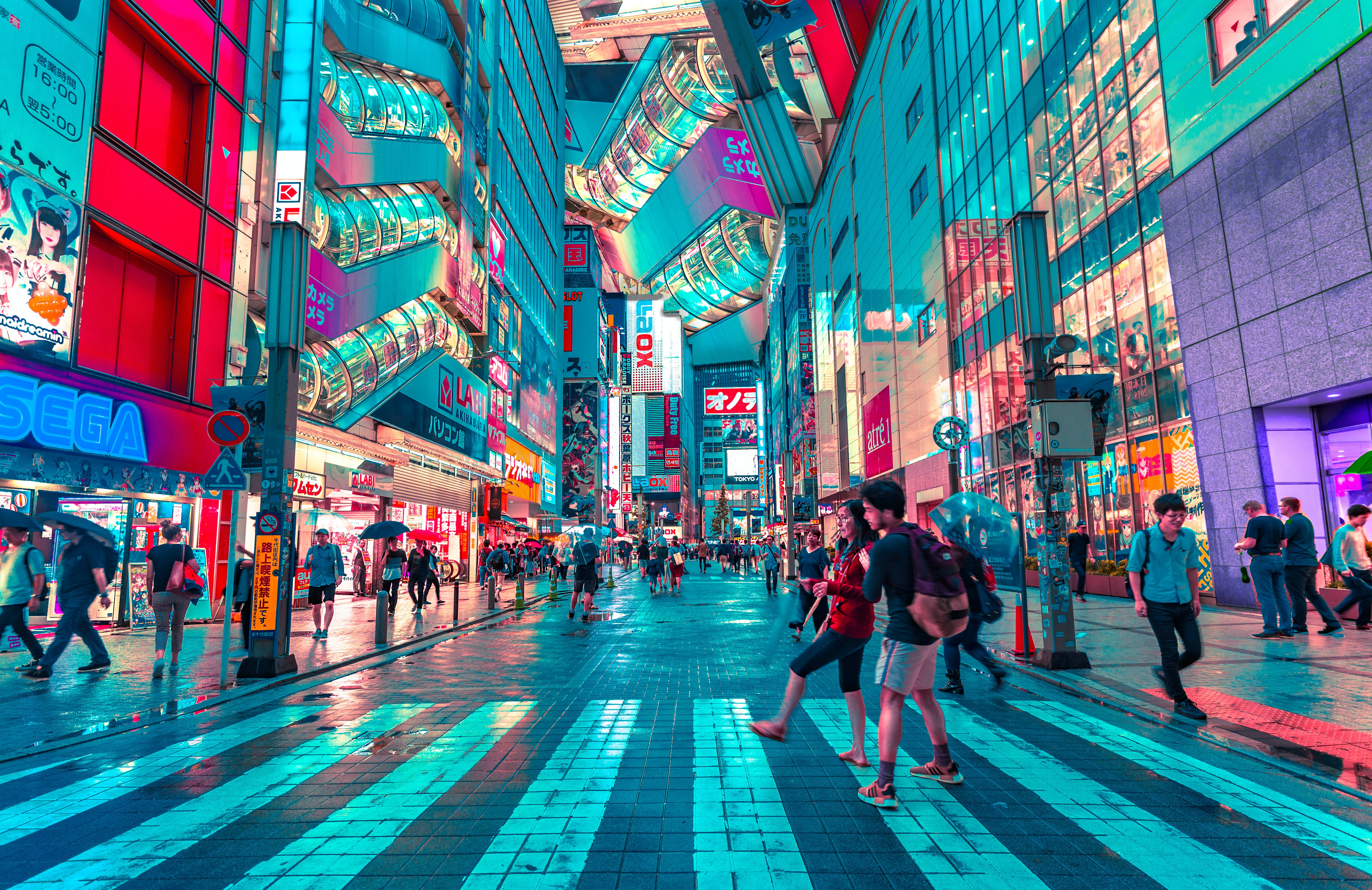 行人穿過夜晚霓虹燈照亮嘅東京街道，濕漉漉嘅路面有倒影。