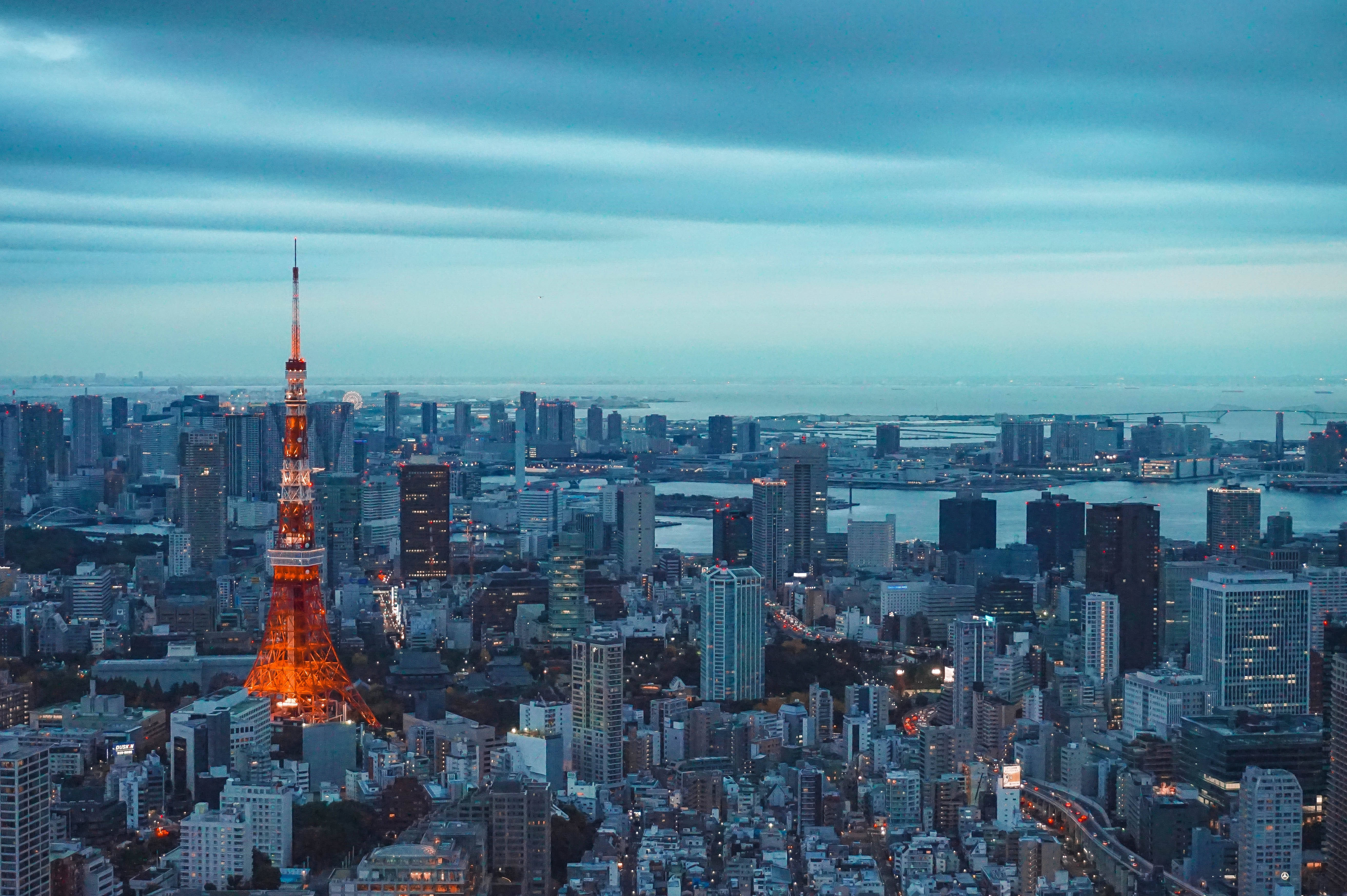 黃昏時點亮的東京鐵塔，下方城市燈光閃耀。 — 東京 壁紙