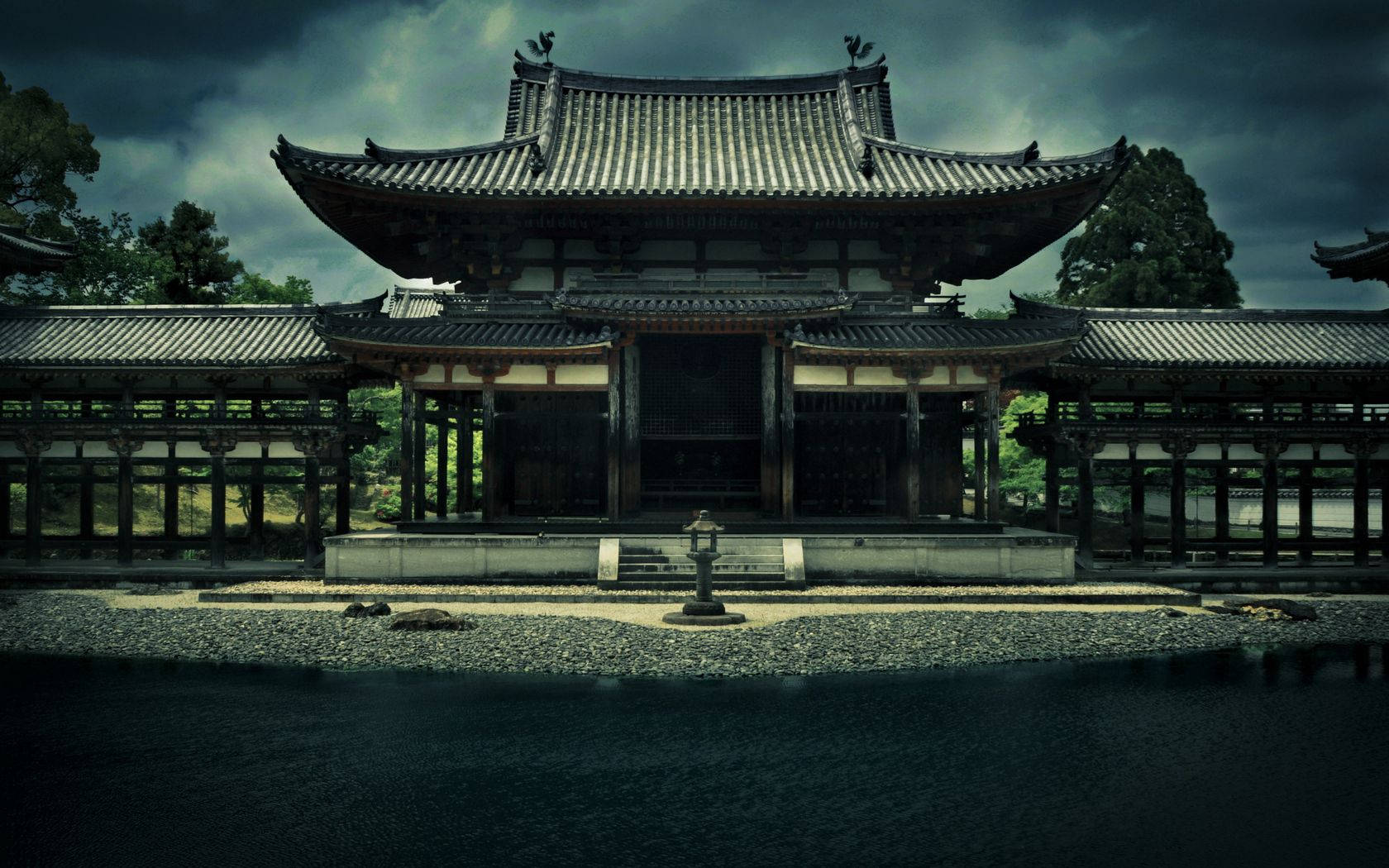古老日本寺廟在黑暗的暴風雲下，有碎石庭院和靜止的水面。