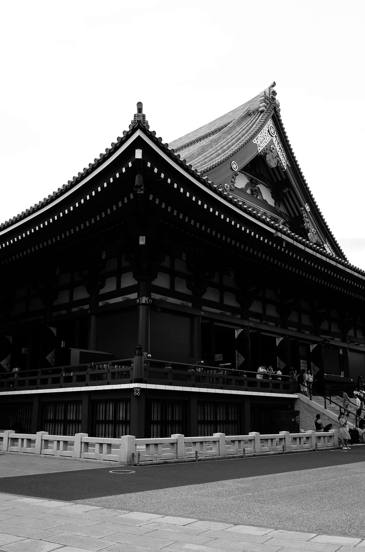 日本寺廟的黑白照片，階梯上有訪客。