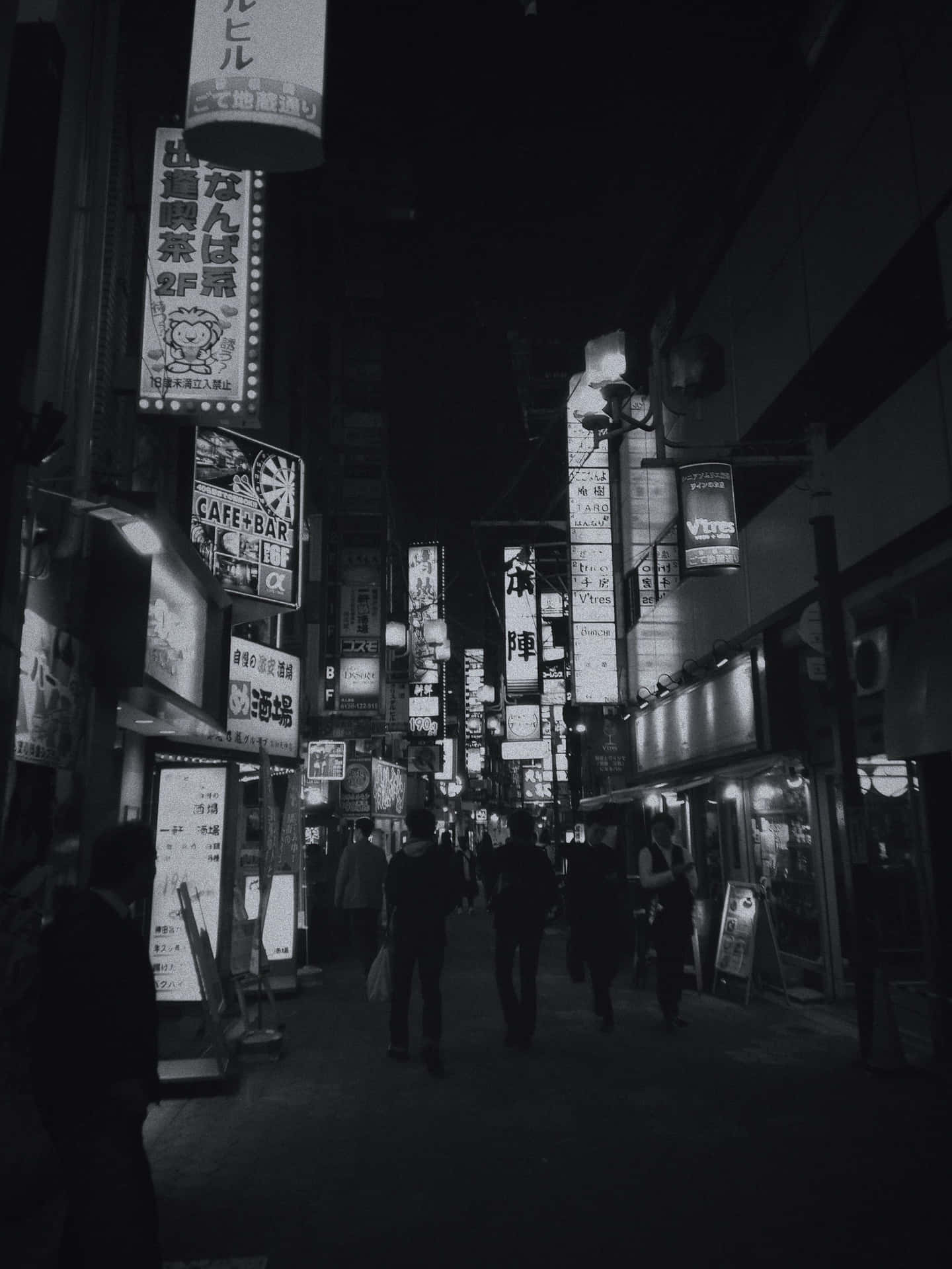 夜晚東京小巷，發光招牌與行人。