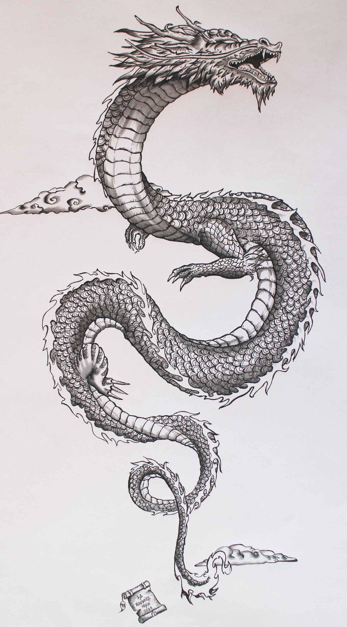 日本龍紋身圖像 壁紙 — 一幅詳細的黑白線條畫，描繪一條盤繞的東方龍，帶有鱗片、爪子和在其身體周圍旋轉的雲朵。