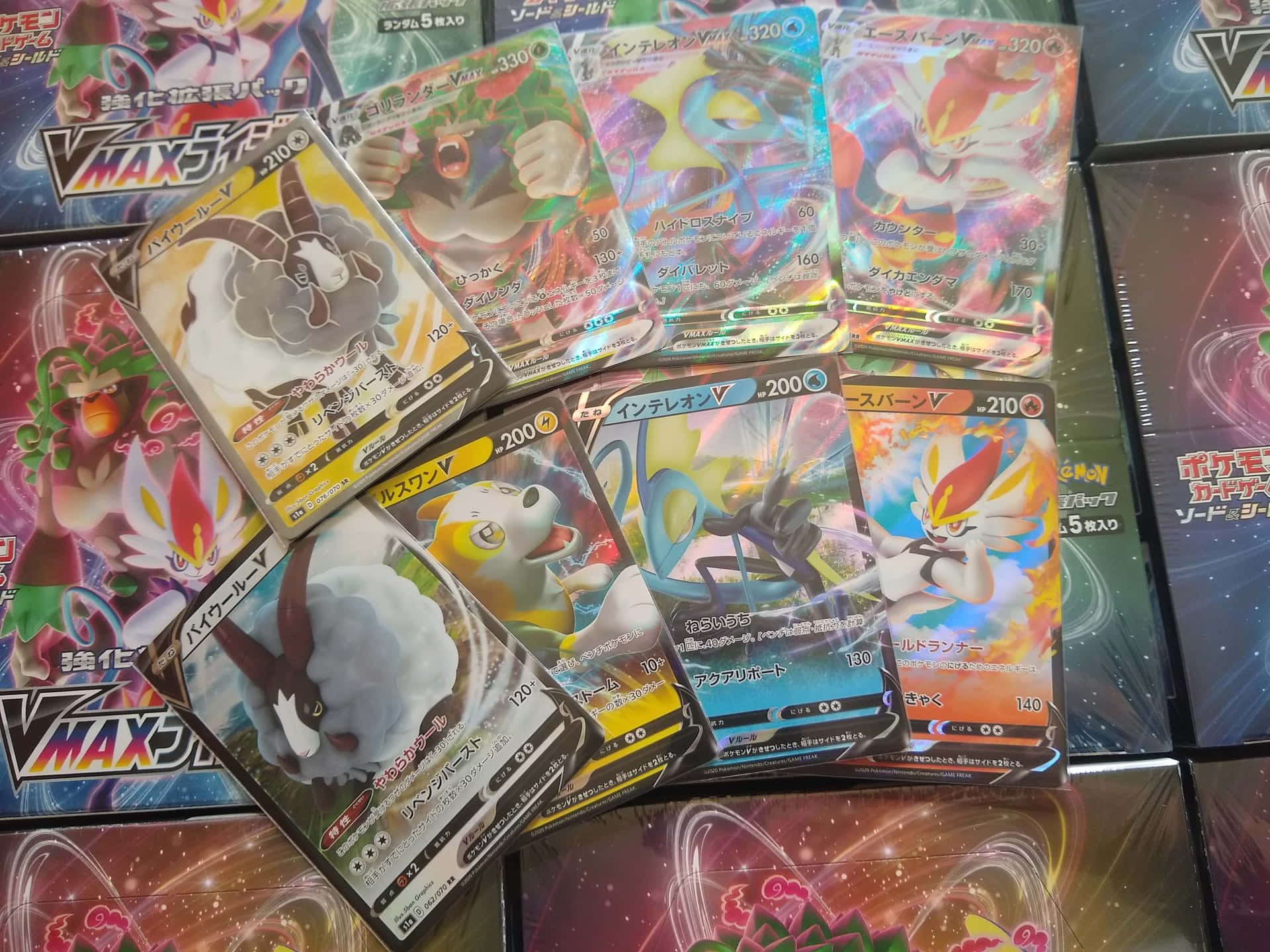 在星空背景上展開的 Pokémon VMAX 集換式卡牌。
