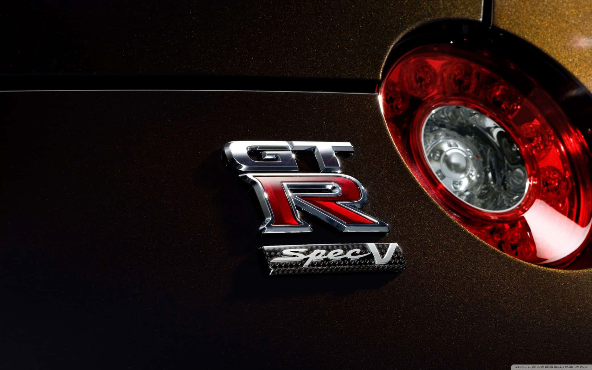 GT-R Spec V 汽車徽章和紅色尾燈特寫。