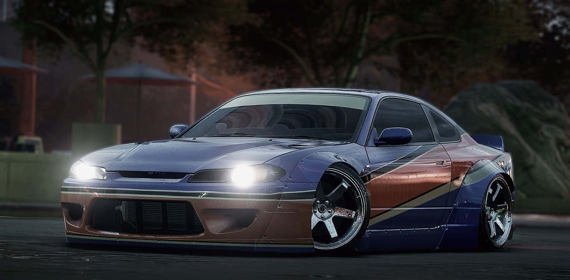 日產Silvia S15賽車 壁紙 — 一輛定製的藍色和青銅色跑車，車頭燈閃爍，停泊在黃昏的街道上。