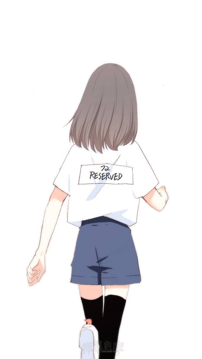 日系動漫少女背影 壁紙 — 一位年輕的動漫女孩，灰色頭髮，穿著白色T恤和藍色裙子，在純白色背景上走開。