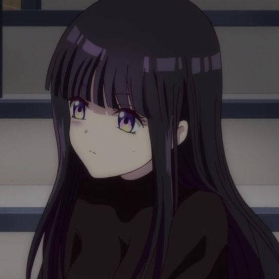 深色頭髮和紫色眼睛的動漫女孩在室內溫柔地凝視著。