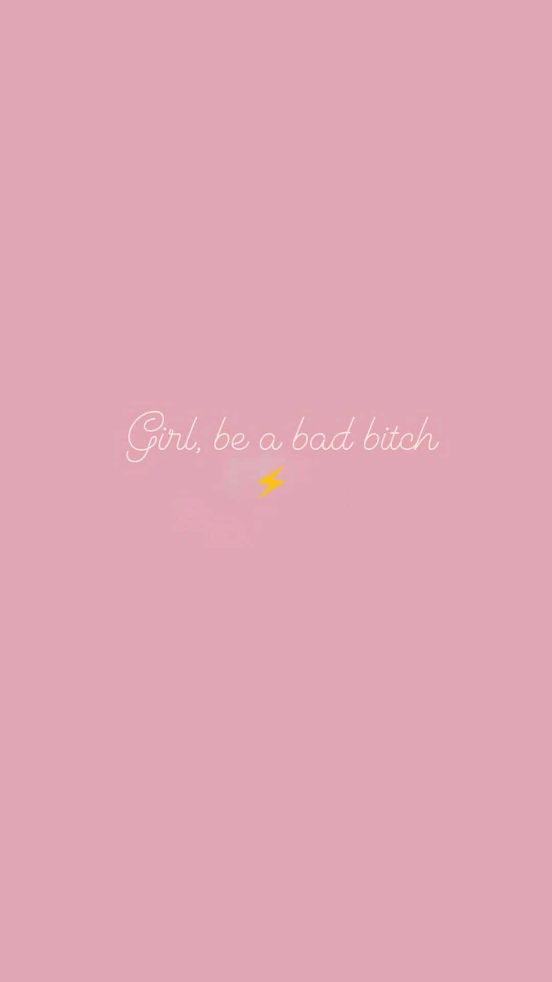 粉紅色背景，白色草書寫著「Girl, be a bad bitch」，並有一個黃色閃電。