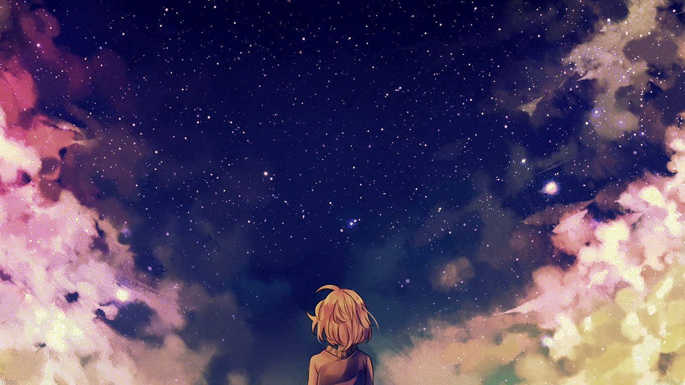 日系美學桌面壁紙：女孩仰望浩瀚星空 壁紙 — 一個孤獨的金髮動漫女孩凝視著星空，周圍環繞著發光的粉紅色和黃色雲彩。