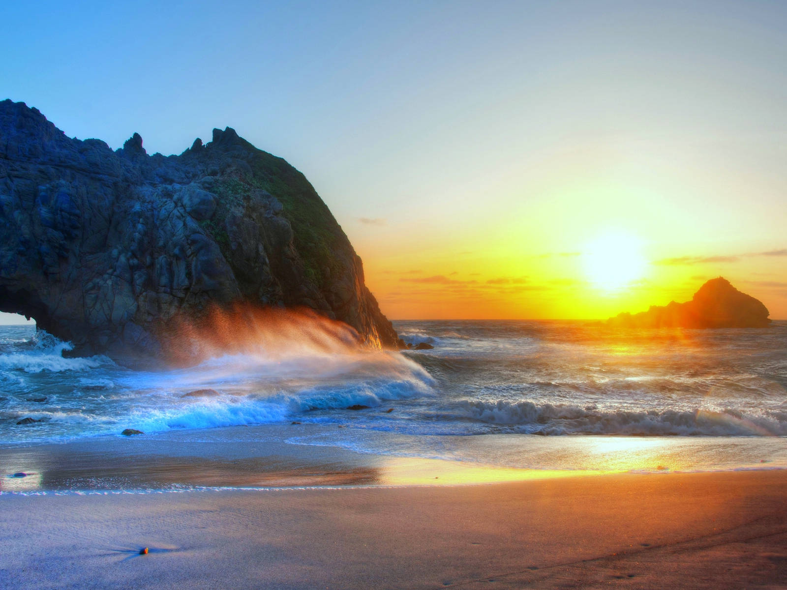 Beach Desktop 桌布 壁紙 — 日落將天空染成金色，海浪拍打著崎嶇的懸崖，在寧靜的海灘上。