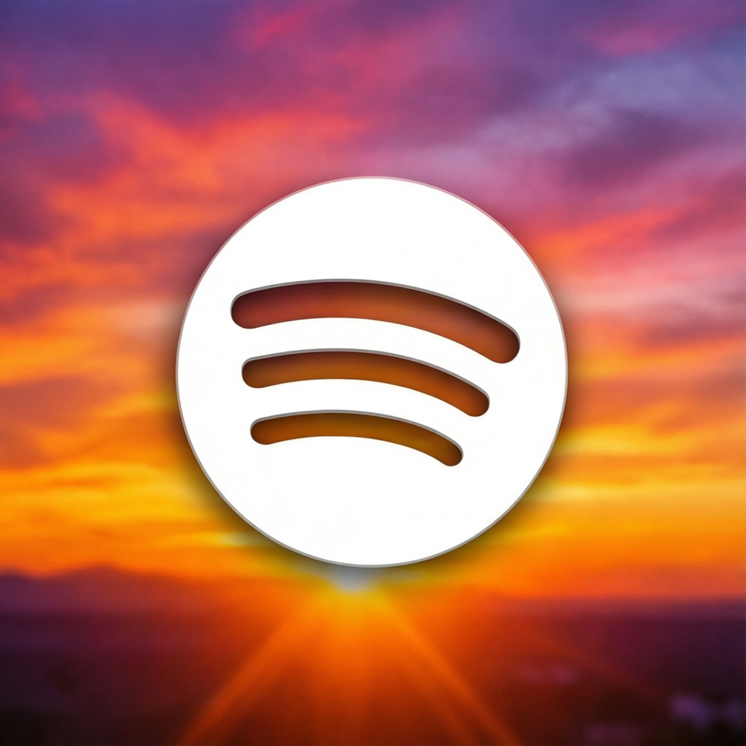 日落徽章光暈 壁紙 — Spotify 標誌居中，背景是充滿活力的日落天空，有橙色、紫色和粉紅色的雲彩。