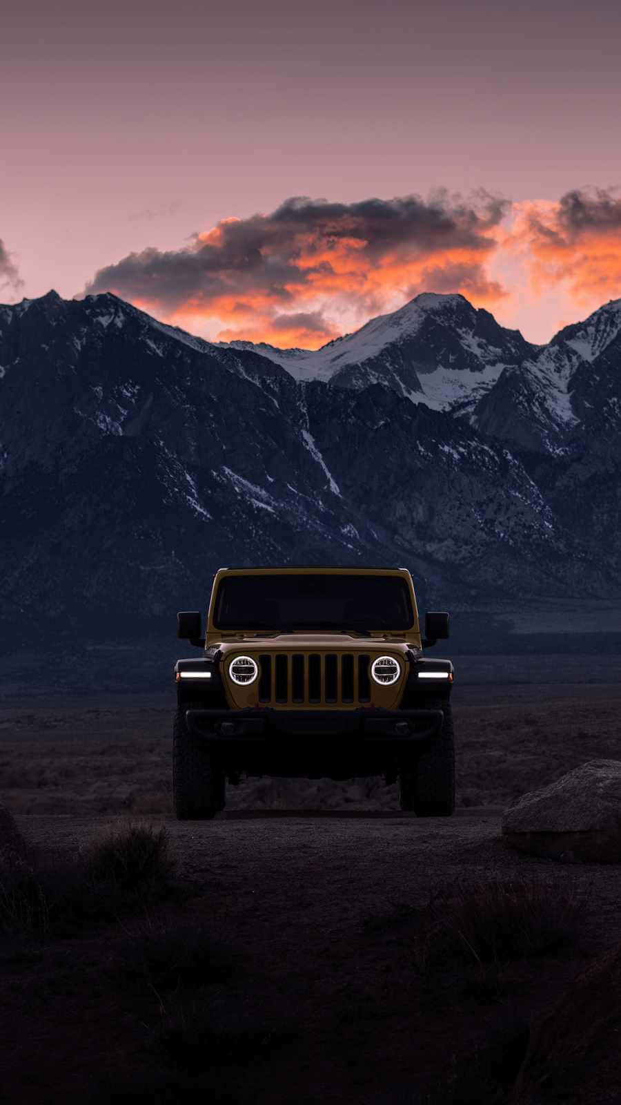 日落時分，Jeep Wrangler 停泊在沙漠中 壁紙