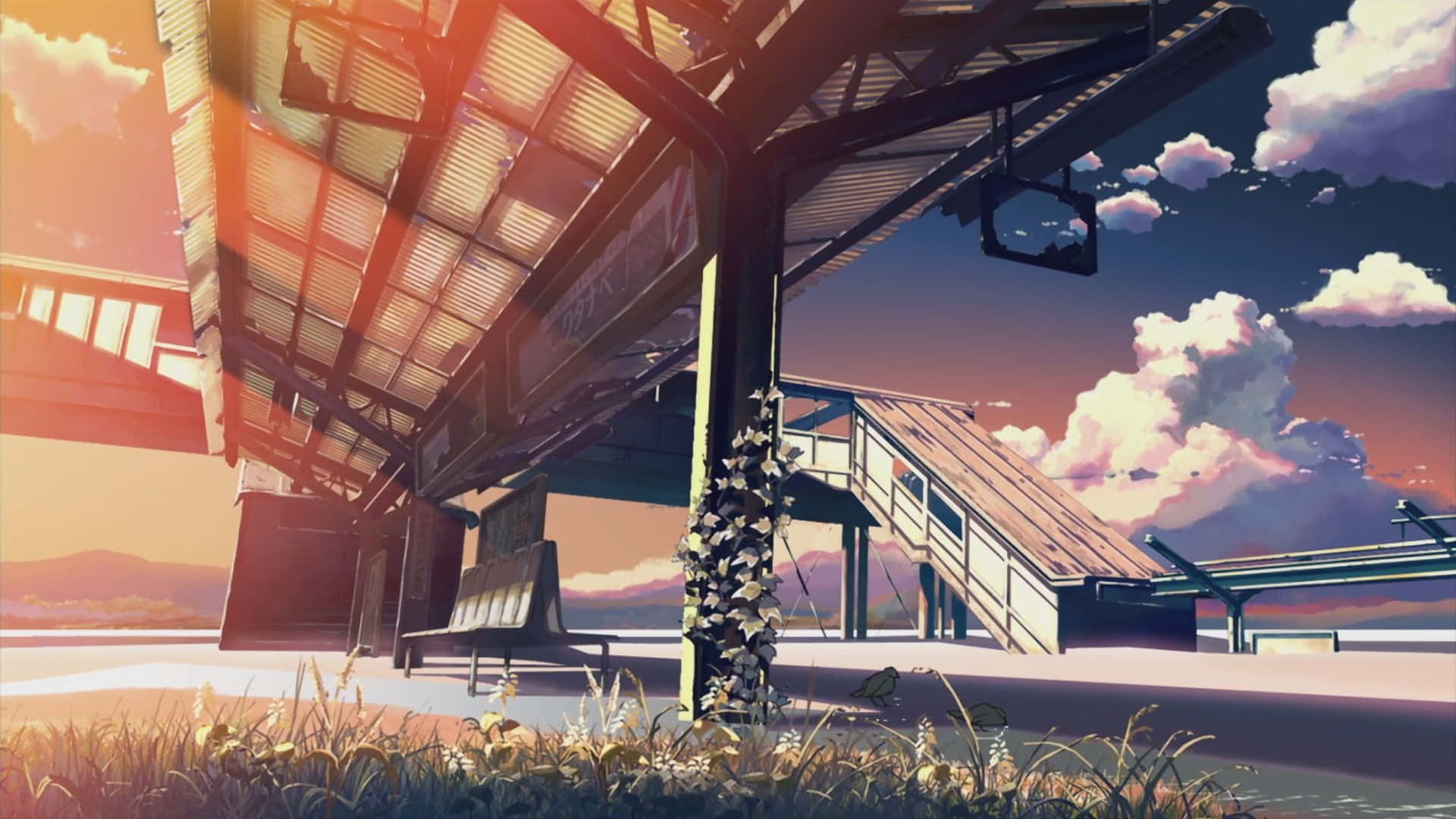 Makoto Shinkai 桌布 壁紙 — 日落時分，一個寧靜的動漫風格火車站，藤蔓攀爬在柱子上，前景有野草。