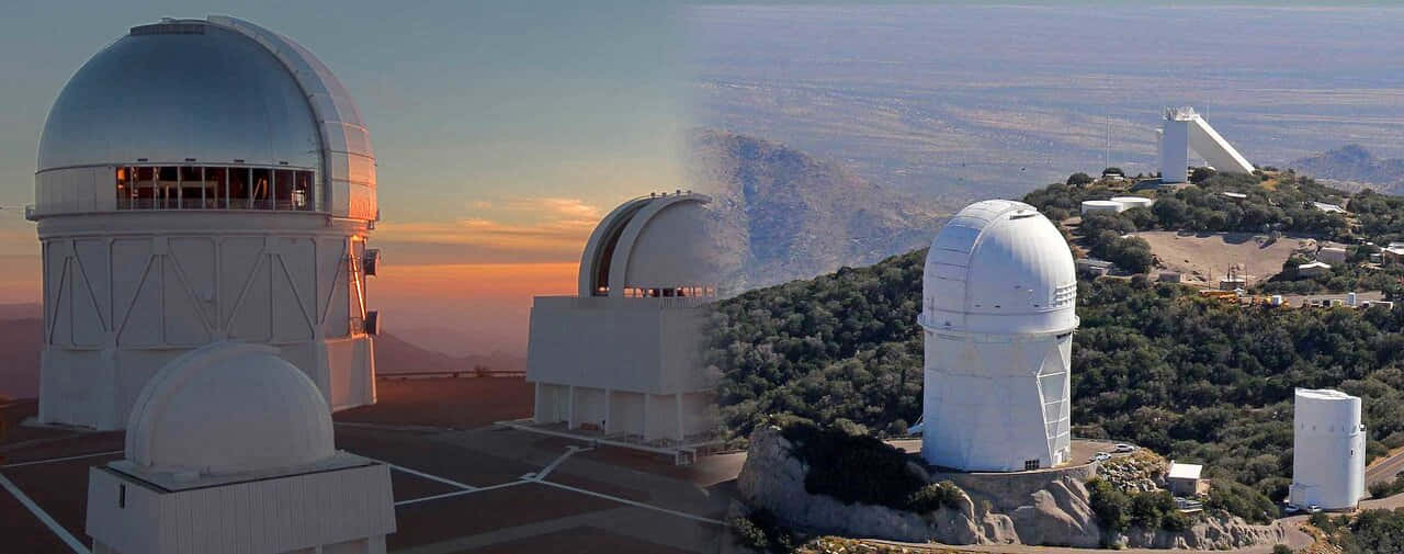 Observatory 桌布 壁紙 — 日落時分，白色圓頂天文台坐落在山脊上，溫暖的橙色天空和遠處的山谷。