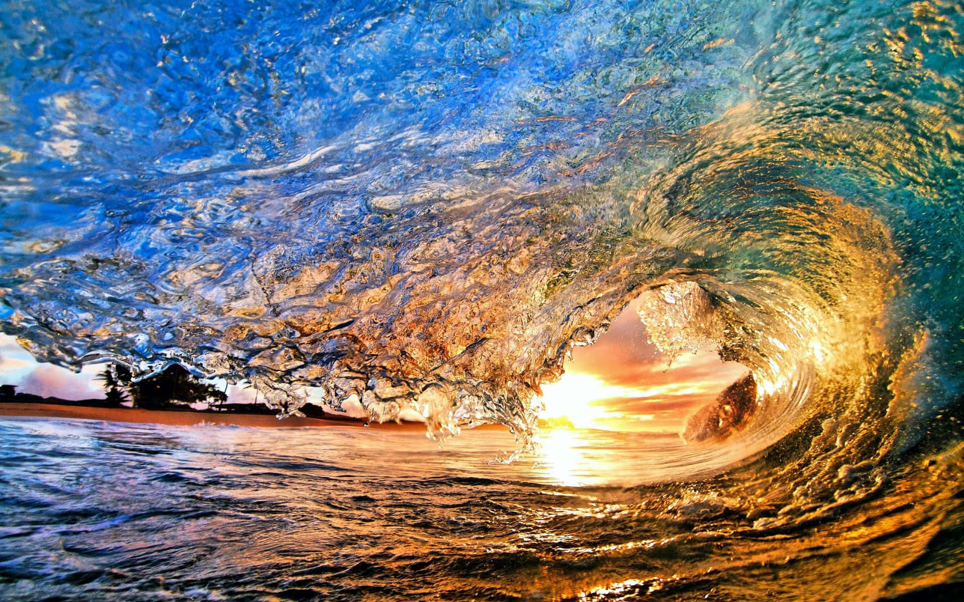 waves 桌布 壁紙 — 日落時分，金色光線穿透半透明藍色海水，呈現出令人驚嘆的海浪捲曲水下景觀。