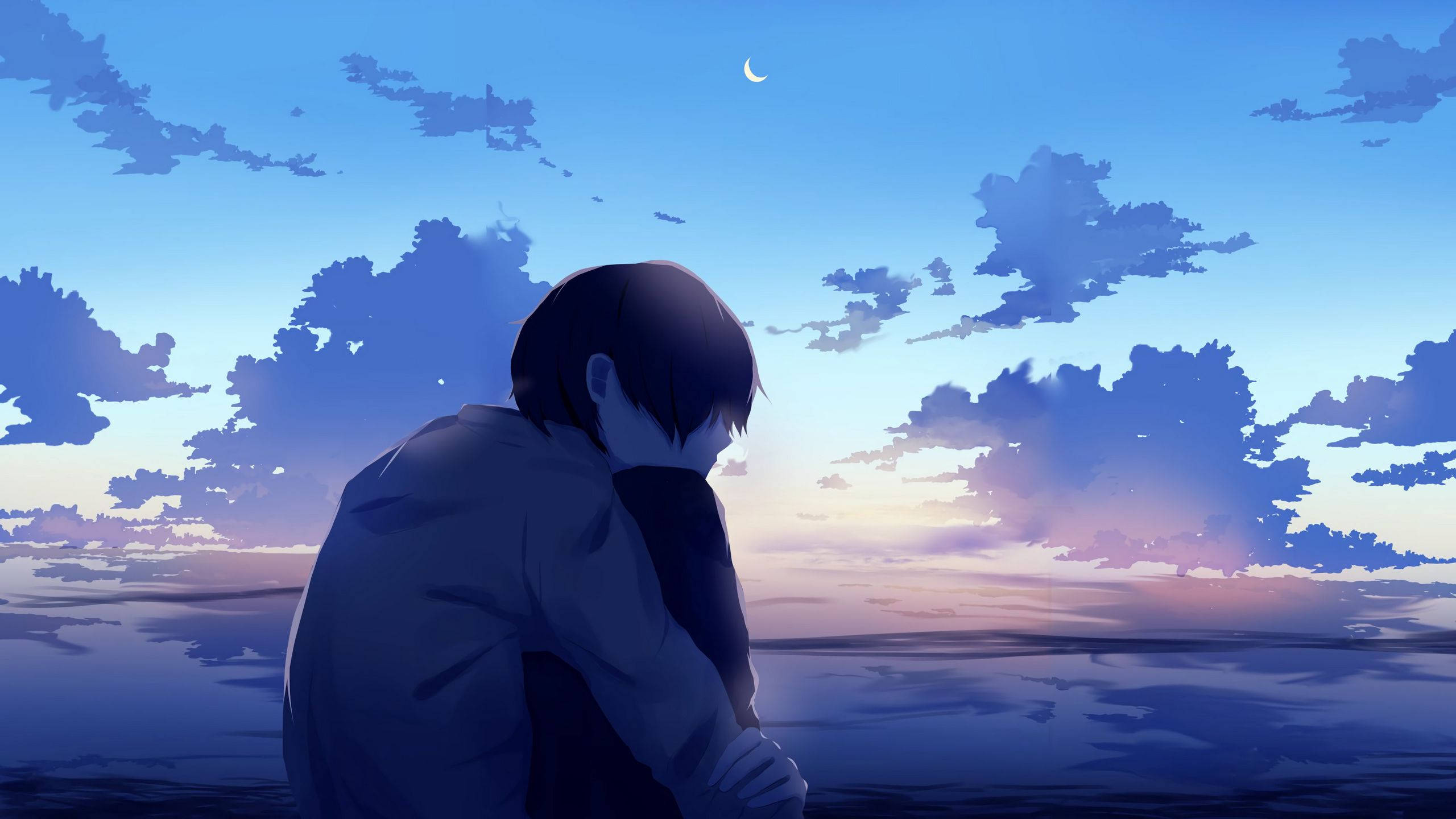 日落時分傷感的動漫男孩 壁紙 — 一個孤獨的動畫男孩在黃昏的天空下，彎著腰坐在水邊，天空中有新月和柔和的紫色雲彩。