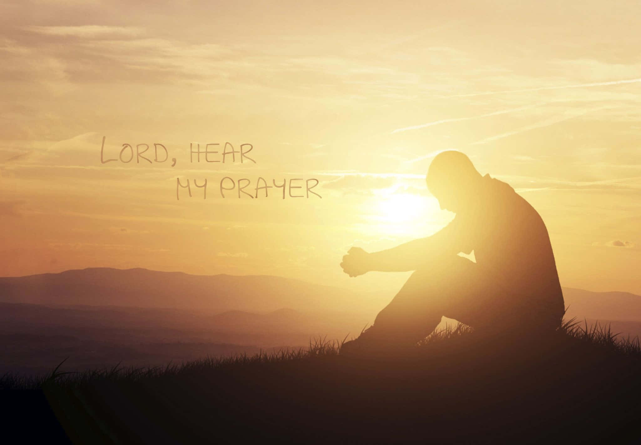 祈禱 桌布 壁紙 — 日落時分在山頂上跪著祈禱的人的剪影，附有文字 lord hear my prayer。