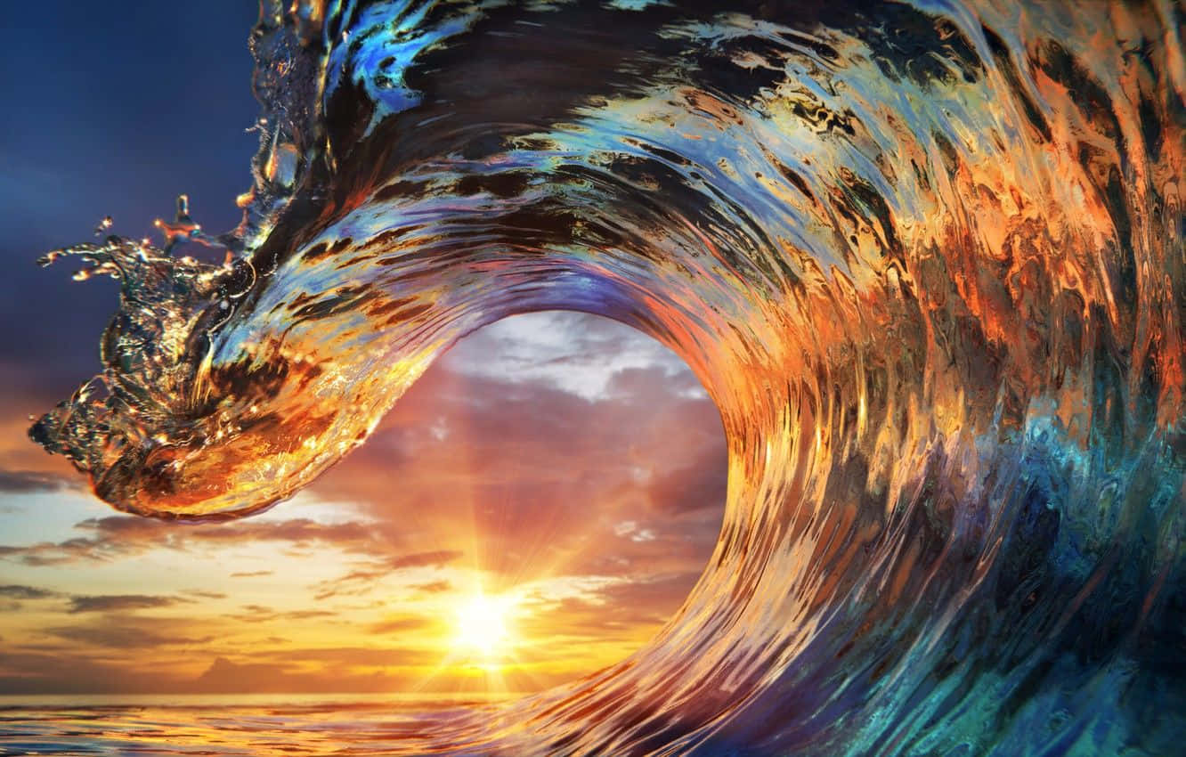 日落時分壯麗的海洋波浪 壁紙 — 巨大的海浪捲成完美的管狀，框住熾熱的夕陽，伴隨著火橙色和深藍色的海水。