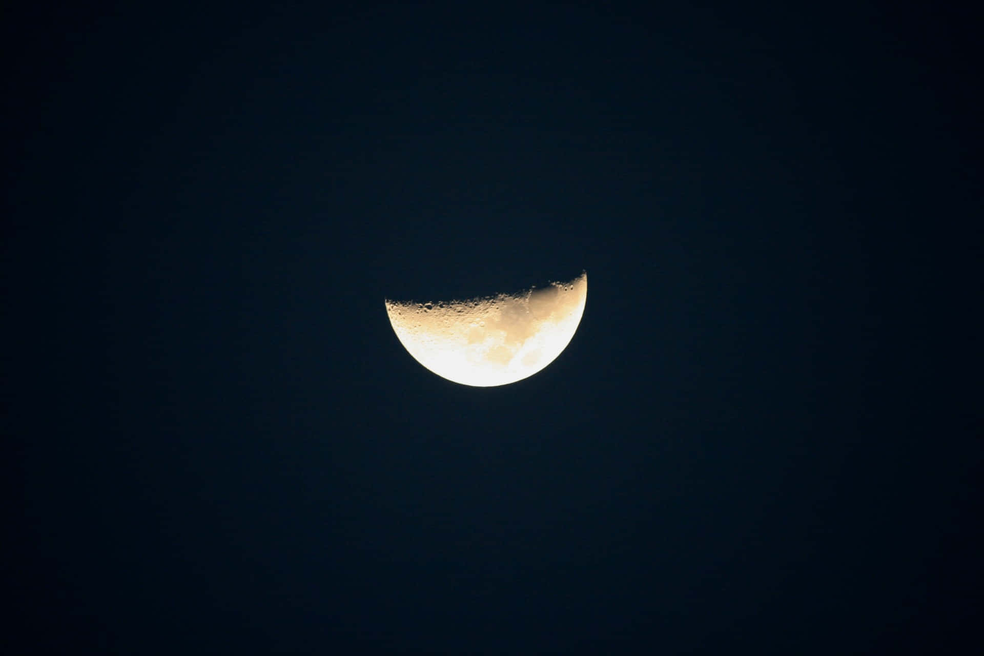 黑暗夜空中發光的彎月