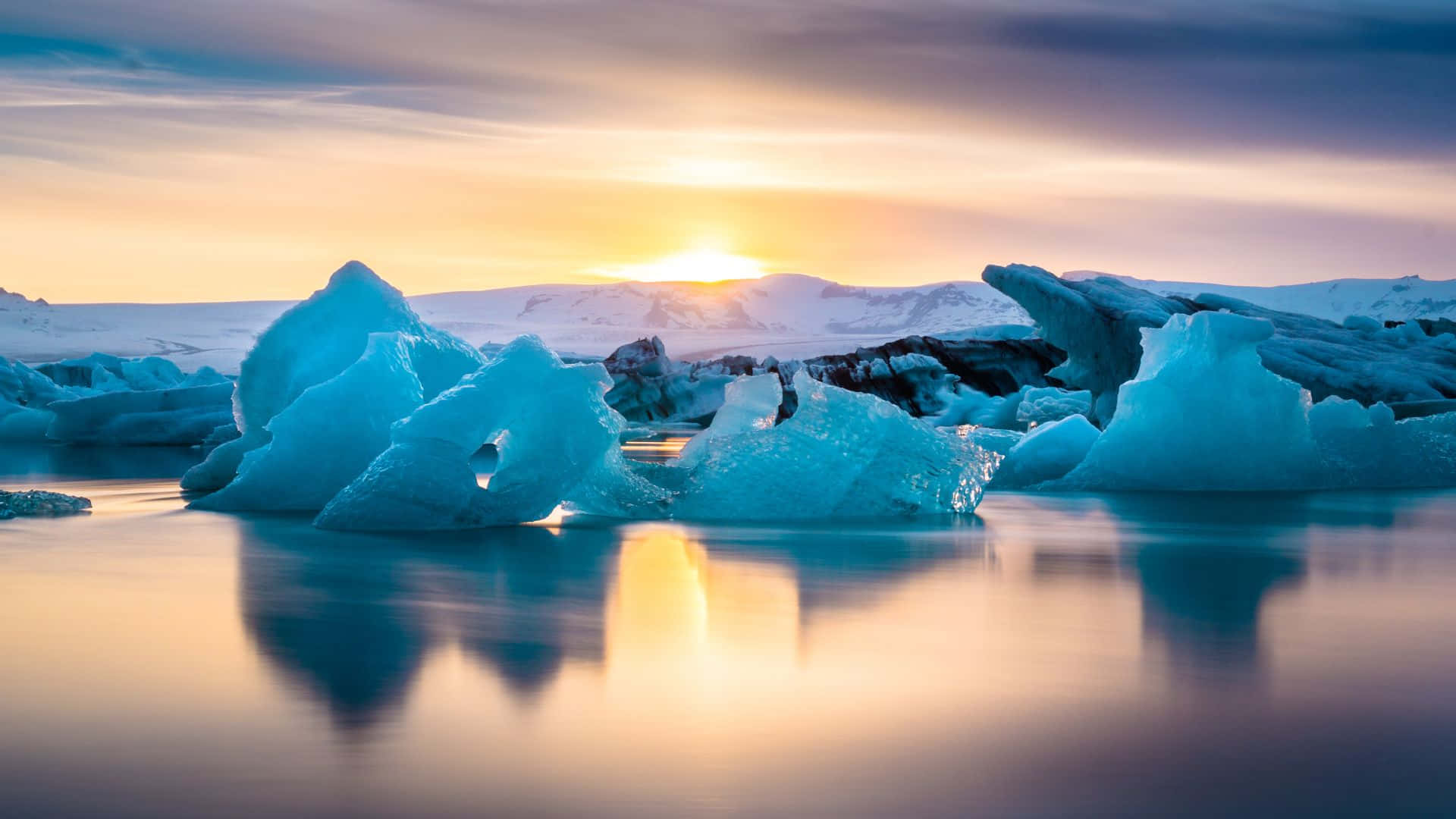 日落時分水上的冰山 壁紙
