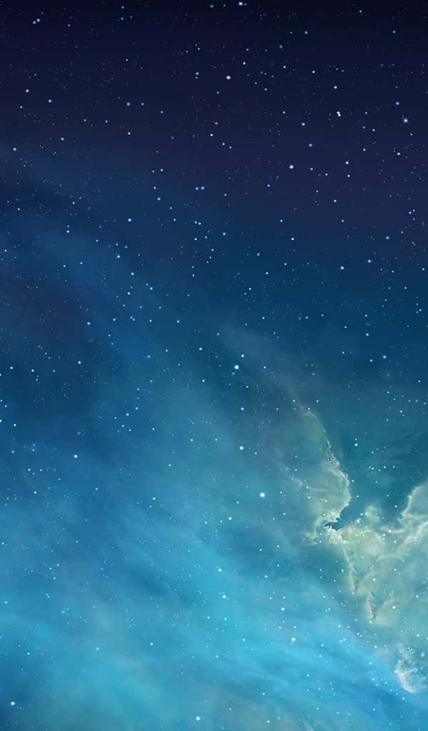 日落時分的壯麗山脈 壁紙 — 令人嘆為觀止的星空夜景，旋轉的藍色和藍綠色星雲在深邃的宇宙黑暗中柔和發光。