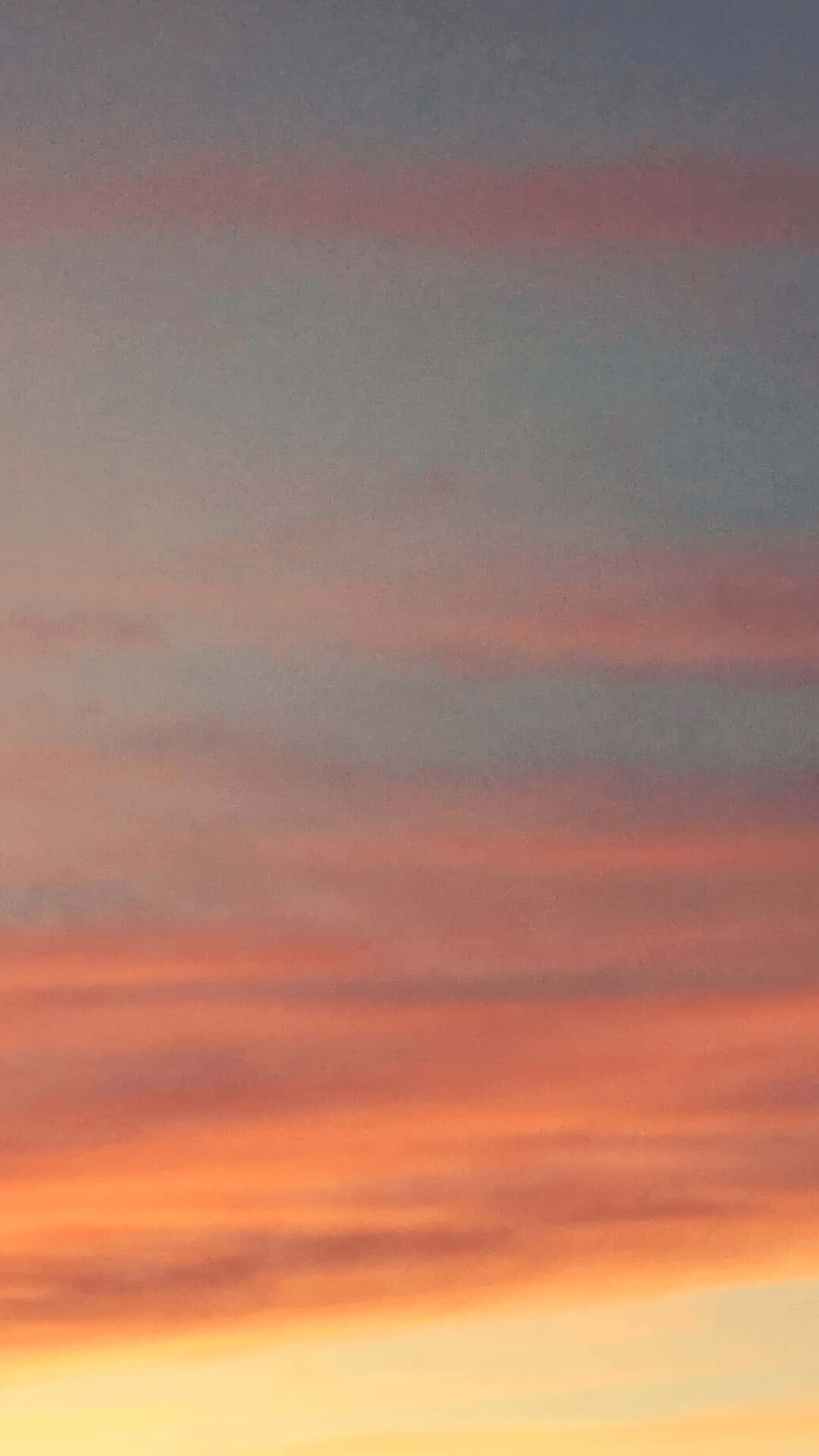 色彩繽紛的日落天空，帶有橙色、粉紅色和藍色雲朵。