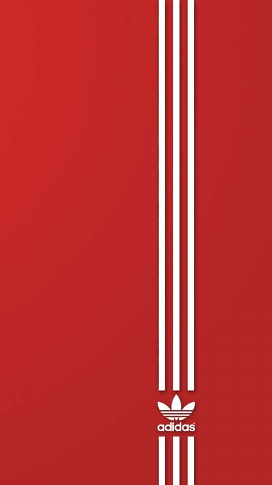 日落時分的海灘滑板者 壁紙 — 大膽的紅色背景，帶有標誌性的白色 adidas 條紋和垂直置中的三葉草標誌。