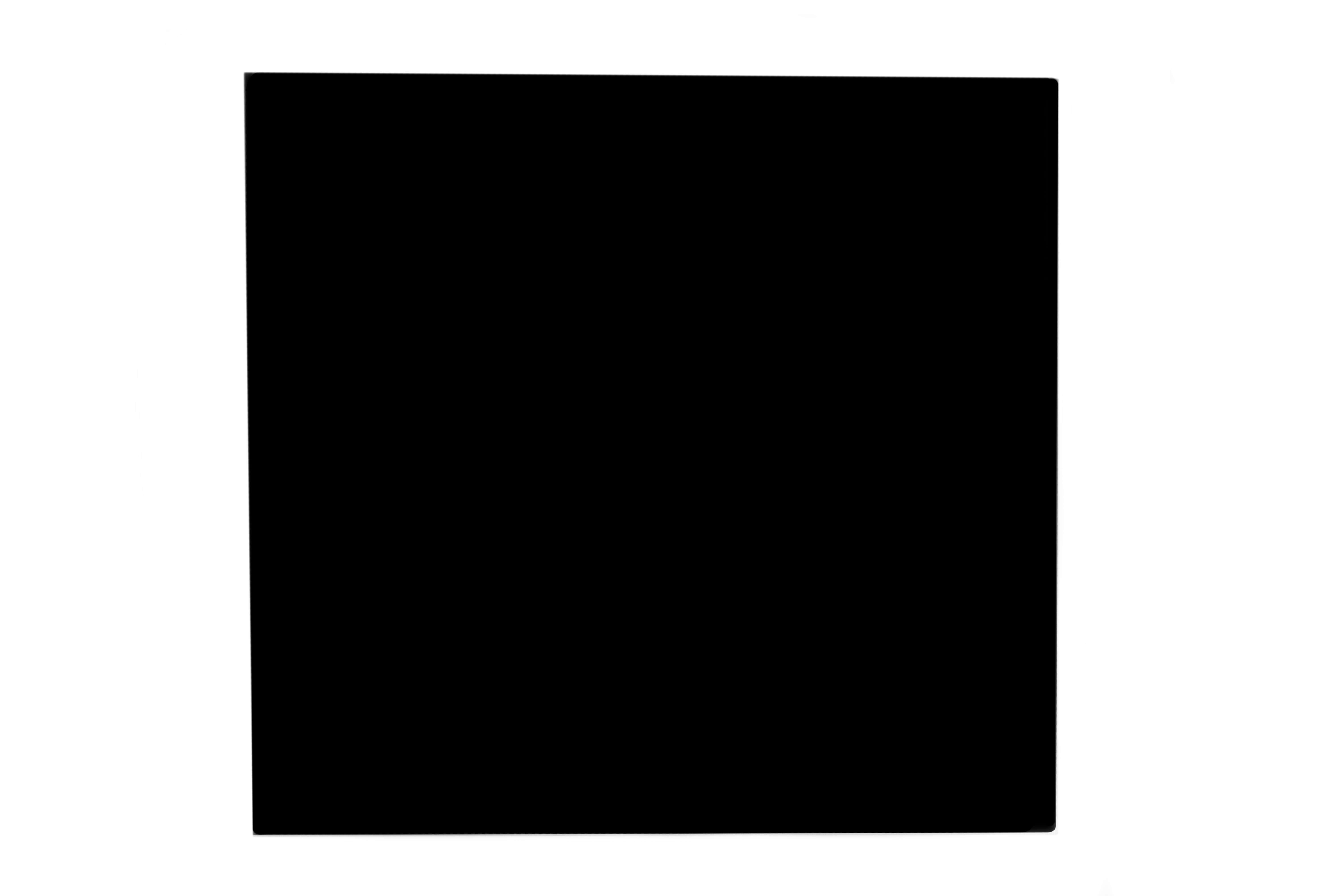 日落時分的絢麗城市景觀 壁紙 — 一個純黑色正方形居中於純白色背景上，營造出極簡而強烈的視覺對比。