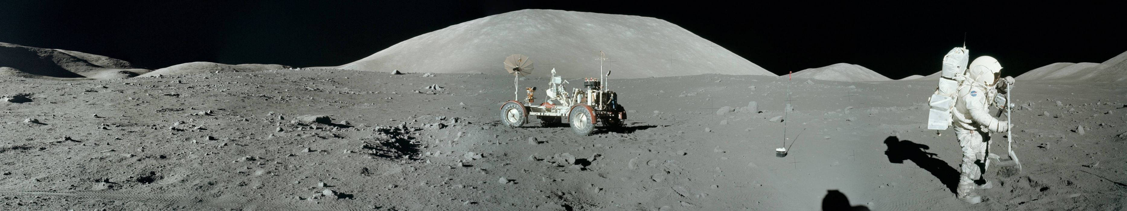 太空人與月球車在荒涼的景觀中探索月球表面。