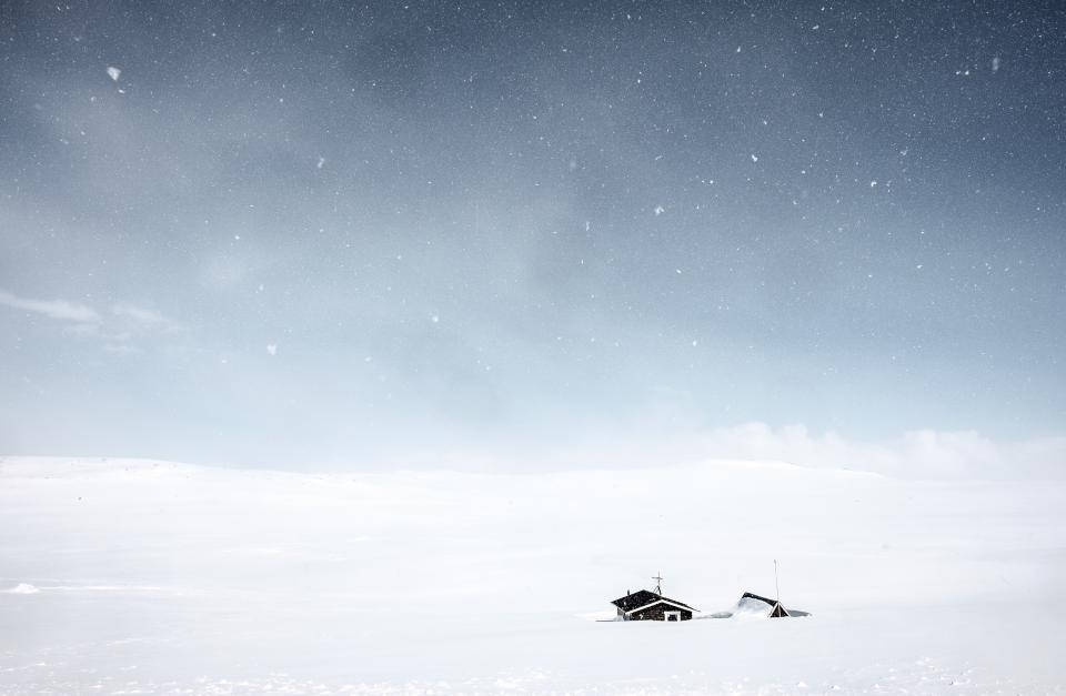 雪地裏兩間細小嘅小屋，喺星光燦爛嘅夜空下。