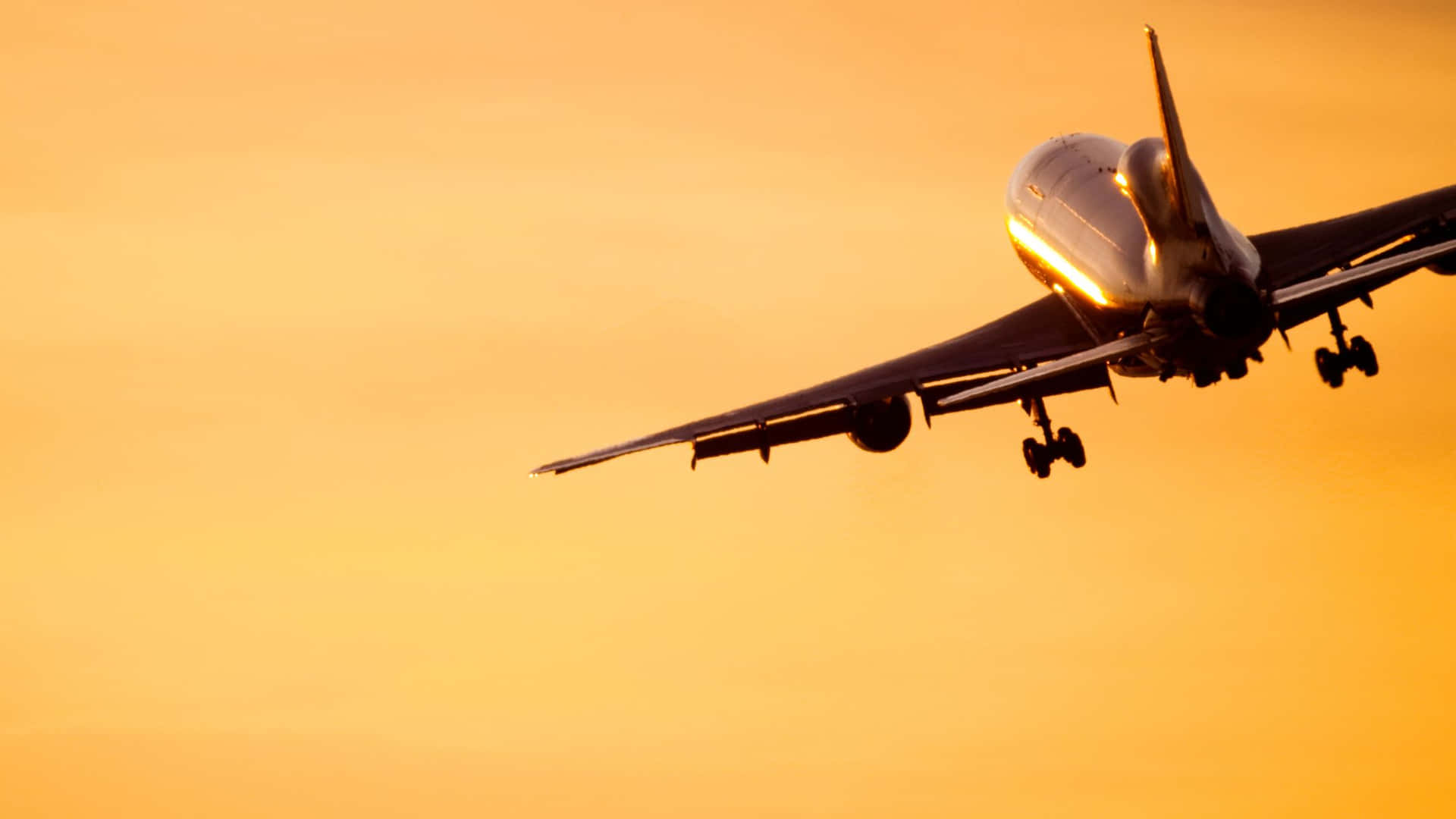 飛機在金色日落天空背景下起飛