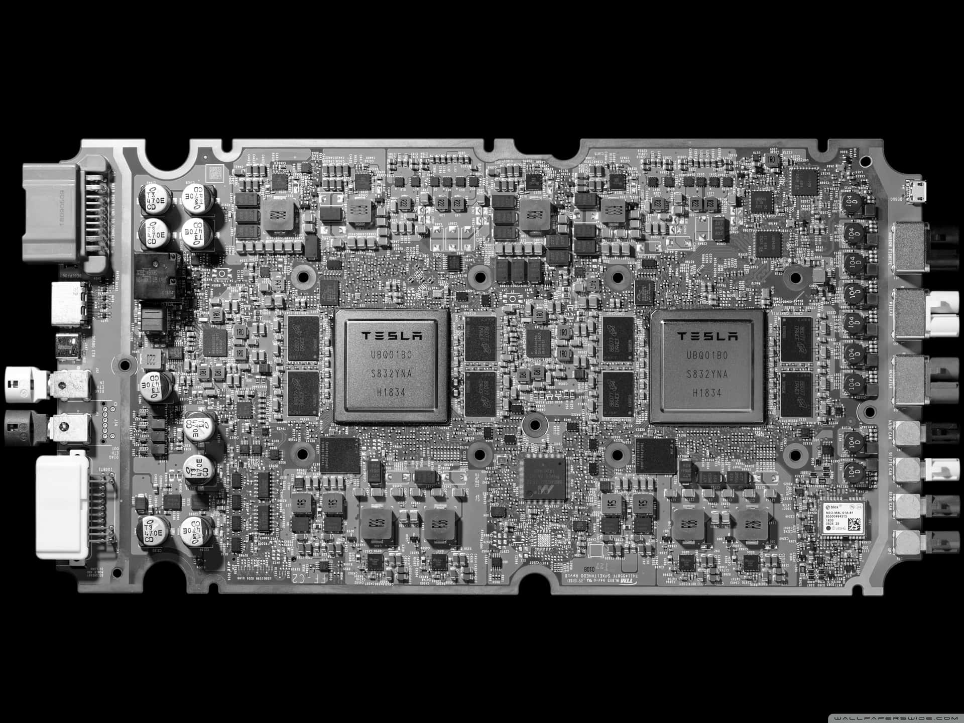 帶有Tesla標誌的電路板及電子元件的特寫。