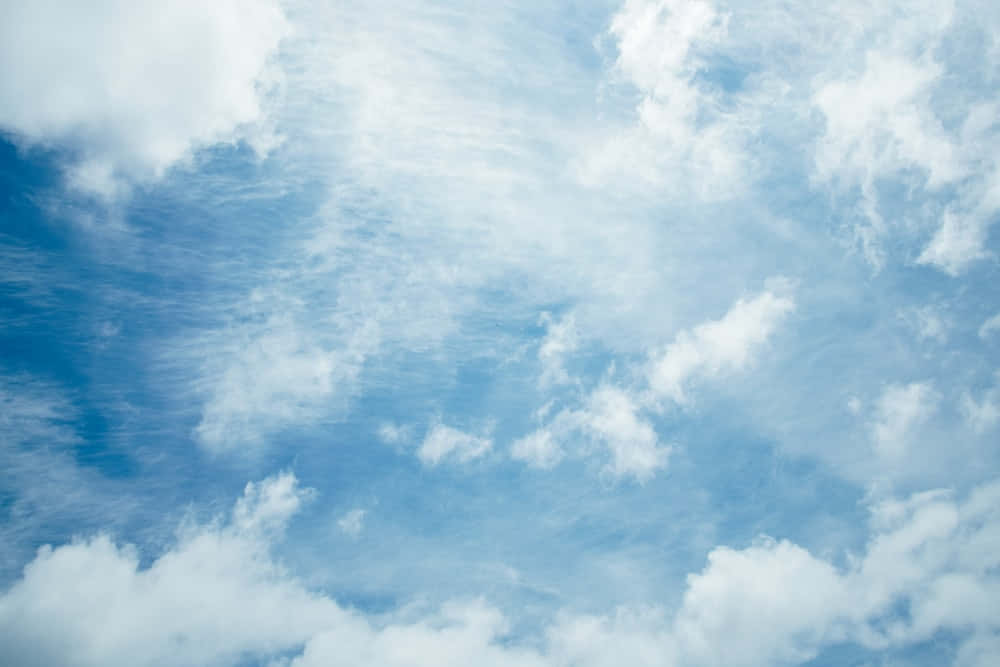 藍天白雲散落
