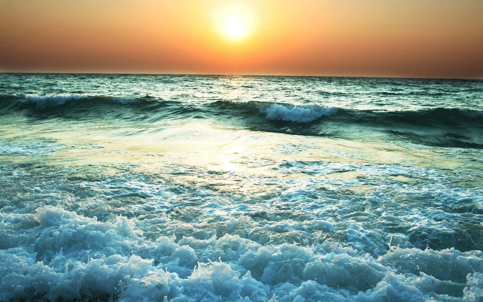 金色天空下，夕陽中帶有白色泡沫的海浪