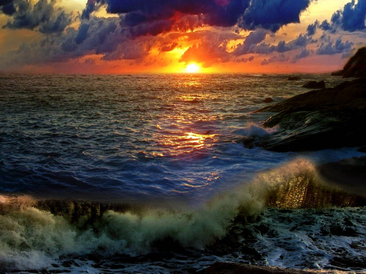 海面日落，海浪拍打岩石
