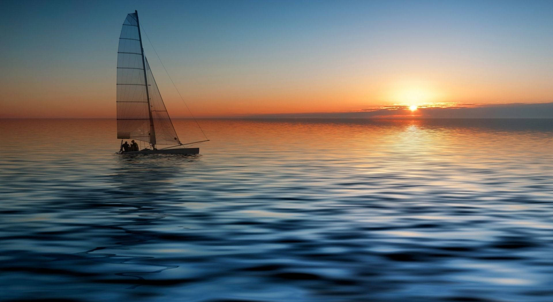 日落海面航行 壁紙 — 一艘帆船在平靜的水面上滑行，夕陽西下，在地平線上投射出溫暖的橙色和藍色色調。