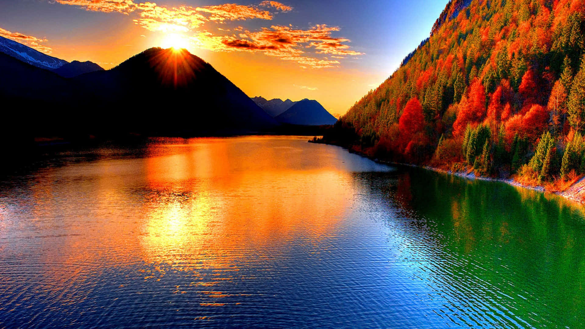 Picturesque 桌布 壁紙 — 日落照耀著山間湖泊，火紅的橙樹與深藍的湖水映照著天空。
