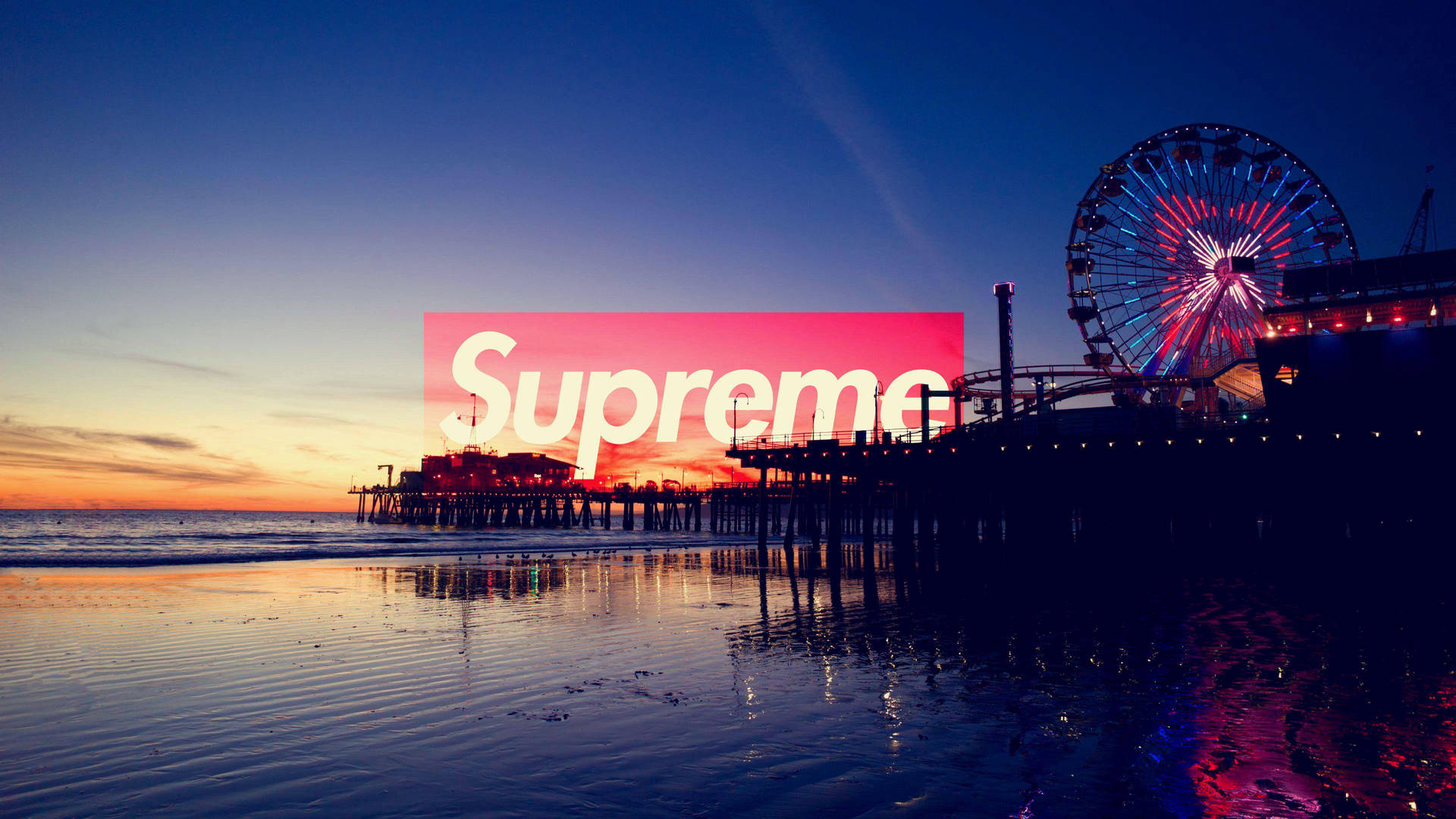 Supreme標誌覆蓋在夕陽海灘上，碼頭和摩天輪倒影清晰可見。