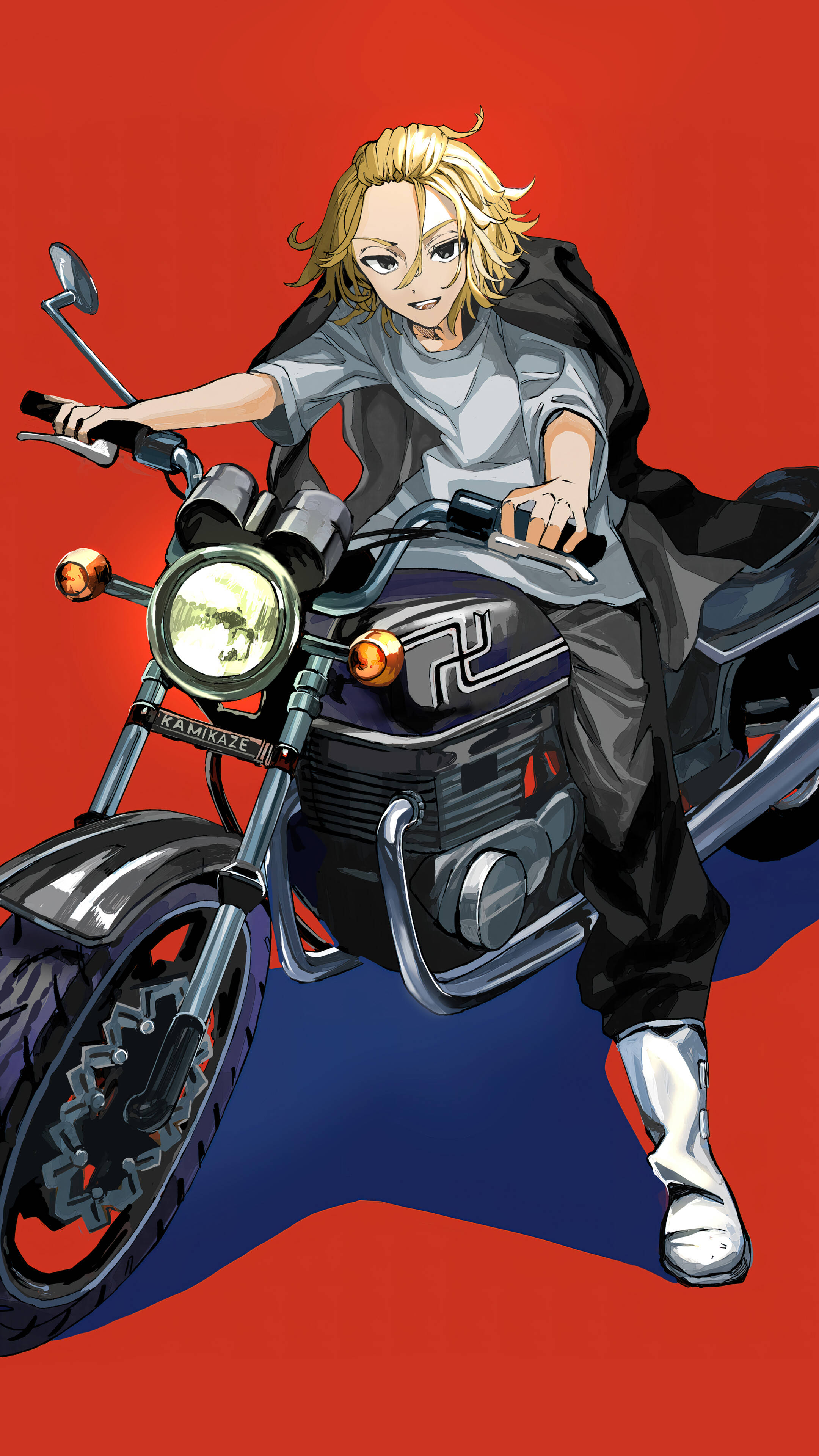 早川誠騎摩托車 壁紙 — 一個金髮動漫角色喺大膽嘅紅色同藍色背景上揸住一架黑色電單車。